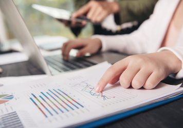 hans-business-woman-sitting-working-typing-keyboard-laptop-business-people-meeting-office-writing-memos-sticky-notes (1)